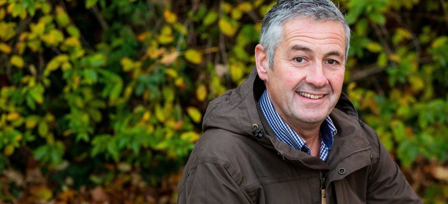 Naturparkführer Reinhold Krähling lächelt in die Kamera - Foto: Exclusiv Fotografie / Janina Beutler