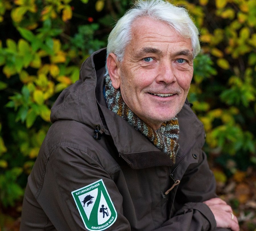 Der Naturparkführer Heinz Tschernisch lächelt in die Kamera - Foto: Exclusiv Fotografie / Janina Beutler