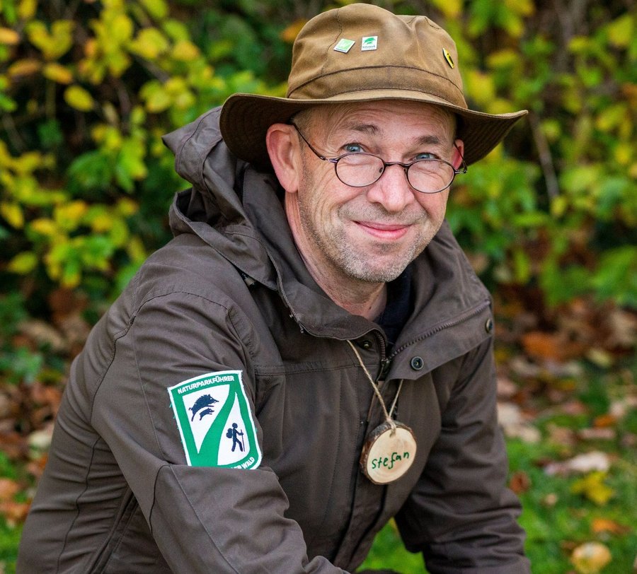 Naturparkführer Stefan lächelt in die Kamera - Foto: Exclusiv Fotografie / Janina Beutler