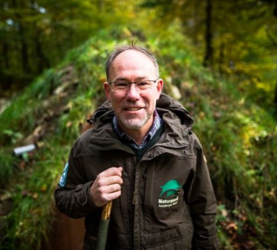 Naturparkführer Jörg Wasmuth lächelt in die Kamera - Foto: Daniel Schröder