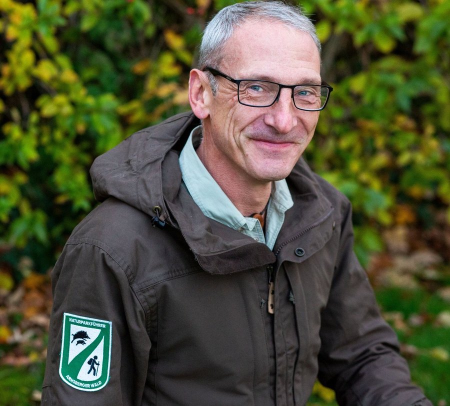 Naturparkführer Eric Lagast lächelt in die Kamera - Foto: Exclusiv Fotografie / Janina Beutler
