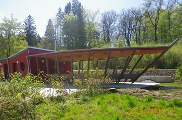 Zu sehen ist das Waldschiff von der Seite