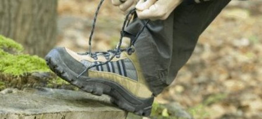 Wanderschuhe werden zugeschnürt
