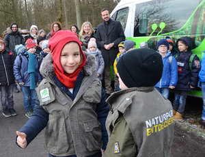 Mit einem Schnitt durch ein rotes Band eröffneten Jens Hoheisel, Geschäftsführer Naturpark Arnsberger Wald, Dr. Jürgen Wutschka, Verbandsvorsteher, Dr. Thomas Schöne, Bürgermeister der Stadt Warstein, Landrätin Eva Irrgang (Kreis Soest), Franz Linneboden, Ortsvorsteher Hirschberg, sowie Andrea Düser von der Koordinierungsstelle Regionalentwicklung des Kreises Soest, das NaturparkPortal im Alten Rathaus in Warstein-Hirschberg, das neue Highlight im Herzen des Naturparks Arnsberger Wald